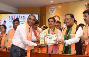 उत्कृष्ट कार्य हेतु कृष्णा चंपालाल हिरवानी को मुख्यमंत्री व केन्द्रीय मंत्री द्वारा किया गया सम्मान