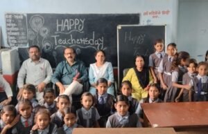 गुखेरा के बच्चों ने गुरुजनों का सम्मान कर मनाया शिक्षक दिवस