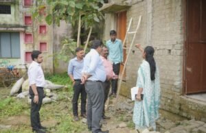 सीढ़ी मंगवाकर कलेक्टर ने मौके पर नपवाया सरिया, 8 एमएम की जगह 6 एमएम सरिया मिलने पर सब इंजीनियर को निलंबित करने के निर्देश