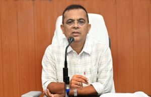 कलेक्टर श्री जन्मेजय महोबे ने ली साप्ताहिक समय-सीमा की बैठक
