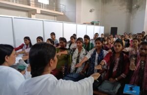 ब्रह्माकुमारी बहनों ने श्री गणेश राम उ. मा. विद्यालय गुल्लू और भक्त माता कर्मा कालेज समोदा मे नशा मुक्ति अभियान के तहत चलाया जागरूकता अभियान