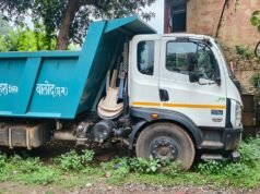 हवा में बैठकर काम करना चाहती हैं मुख्य नगर पालिका अधिकारी, जमीन पर उतरकर देखना भी गंवारा नहीं लाखों का हाईवा ट्रक और जेसीबी दफ्तर में सड़ रहा, जनता परेशान – अब विभागीय मंत्री से होगी शिकायत