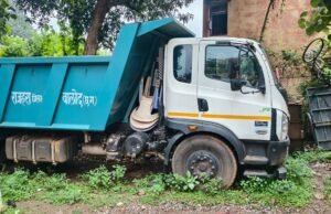 हवा में बैठकर काम करना चाहती हैं मुख्य नगर पालिका अधिकारी, जमीन पर उतरकर देखना भी गंवारा नहीं लाखों का हाईवा ट्रक और जेसीबी दफ्तर में सड़ रहा, जनता परेशान – अब विभागीय मंत्री से होगी शिकायत