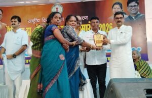 बैरिस्टर ठाकुर छेदीलाल स्मृति समारोह में जिला अध्यक्ष श्रीमति रमशिला मानिकपुरी का सम्मान