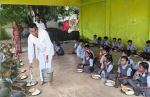 सेवा समर्पण अभियान: ग्राम भोथली के स्कूल में बच्चों ने संजोए ‘विकसित भारत 2047’ के सपने, शिक्षाविद बेदराम खूंटे ने दिया भव्य न्योता भोज