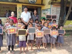 स्लेट-पेंसिल मिलते ही खिल उठे नौनिहालों के चेहरे, विक्रम राय ने बढ़ाया पढ़ाई का हौसला