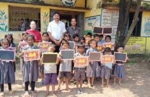 स्लेट-पेंसिल मिलते ही खिल उठे नौनिहालों के चेहरे, विक्रम राय ने बढ़ाया पढ़ाई का हौसला