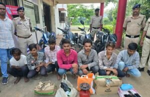सरसींवा पुलिस द्वारा ट्रक रोककर मारपीट एवं डकैती की वारदात को अंजाम देने वाले 07 आरोपियों सहित 01 विधि से संघर्षरत बालक को भेजा न्यायिक रिमाण्ड पर