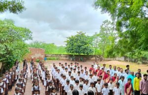 ‘वंदे मातरम्’ के सामूहिक स्वर से गूंजा बालपुर, देशभक्ति से सराबोर हुआ सरस्वती शिशु मंदिर