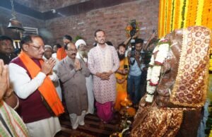 मुख्यमंत्री श्री विष्णु देव साय ने मदकूद्वीप के प्राचीन मंदिरों में की पूजा-अर्चना कन्या पूजन कर कन्या भोज में हुए शामिल, प्रदेशवासियों की सुख-समृद्धि की कामना की