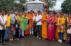 राधे मोहन रामायण समिति गौरेला के 42 श्रद्धालुओं का जत्था नर्मदा परिक्रमा के लिए रवाना ; नगर पालिका अध्यक्ष एवं उपाध्यक्ष ने हरी झंडी दिखाकर किया रवाना: