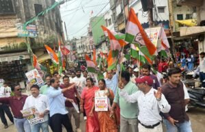 राहुल गांधी पर FIR के विरोध में कांग्रेस का विरोध मार्च, कार्यकर्ताओं ने बुलंद की आवाज