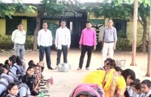 विकसित भारत के संकल्प के साथ बच्चों को मिला न्योता भोज, सेवा समर्पण अभियान से प्रेरित हो कराया न्योता भोज