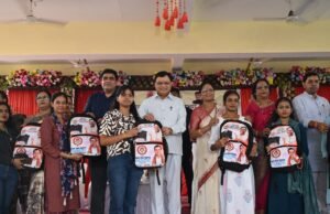 उद्योग मंत्री श्री लखन लाल देवांगन ने 1500 छात्राओं को दी एजुकेशन किट, जिले के अन्य शासकीय कॉलेजों में भी विशाल डोम की घोषणा