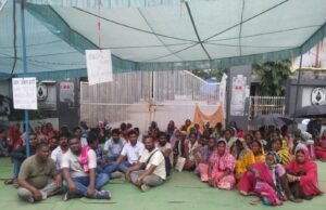 रोजगार की मांग को लेकर कुसमुंडा जीएम कार्यालय में तालाबंदी