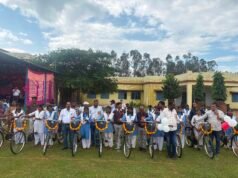 पुटपुटरा में छात्राओं को वितरित की गई सरस्वती साइकिल