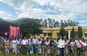 पुटपुटरा में छात्राओं को वितरित की गई सरस्वती साइकिल