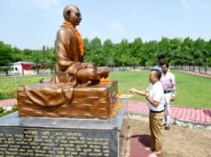 राष्ट्रपिता महात्मा गांधी की जयंती पर कलेक्टर श्री महोबे ने किया नमन