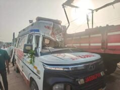 संबलपुर के पास भीषण सड़क हादसा, एंबुलेंस डिवाइडर से टकराकर ट्रैक्टर-ट्रॉली में घुसी; नर्स की मौत, तीन घायल