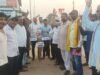 वोट चोरी के विरोध में कोमाखान में गरजी कांग्रेस: दूसरे चरण के तहत मुख्य चुनाव आयुक्त का पुतला दहन, किया संविधान पाठ