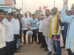 वोट चोरी के विरोध में कोमाखान में गरजी कांग्रेस: दूसरे चरण के तहत मुख्य चुनाव आयुक्त का पुतला दहन, किया संविधान पाठ