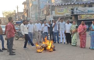 वोट बचाओ–देश बचाओ अभियान के तहत तहसीलदार को सौंपा ज्ञापन, गांधी चौक के पास मुख्य निर्वाचन आयुक्त ज्ञानेश कुमार का पुतला दहन