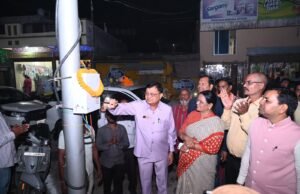 उद्योग मंत्री ने सीएसईबी चौक में किया वेटिंग शेड का लोकार्पण, तीन प्रमुख मार्गों पर 195 स्ट्रीट लाइटों से रोशन होंगे शहर के मार्ग