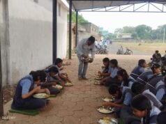 विधायक प्रतिनिधि और बी एल ऐ ने कराया संयुक्त रूप से न्योता भोज