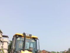 दर्दनाक सड़क हादसा: कोमाखान वन परिक्षेत्र कार्यालय के सामने JCB की टक्कर से बाइक सवार का गला और जबड़ा कटा, मौके पर ही तोड़ा दम