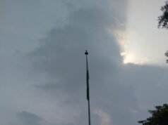 कुसमुंडा के आदर्श नगर में 100 फीट का झंडा लहराने के बजाय लटक रहा, व्यवस्था पर उठे सवाल